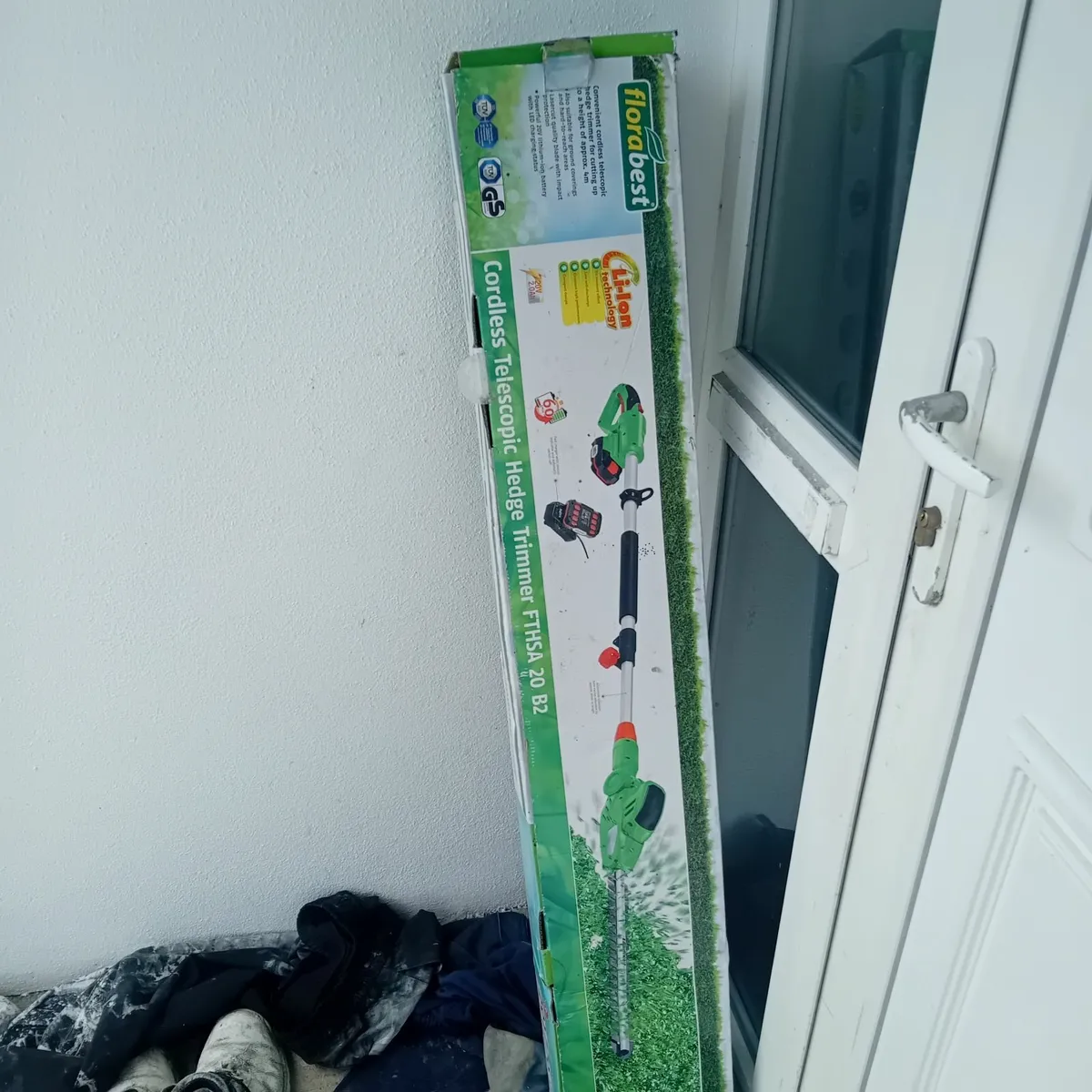 New hedge trimmer with new battery - Image 1