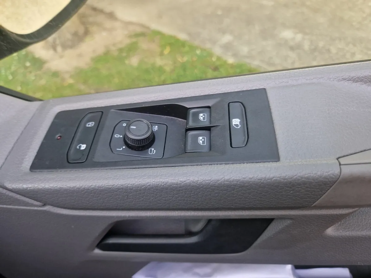 Volkswagen Transporter 2023 - Image 3