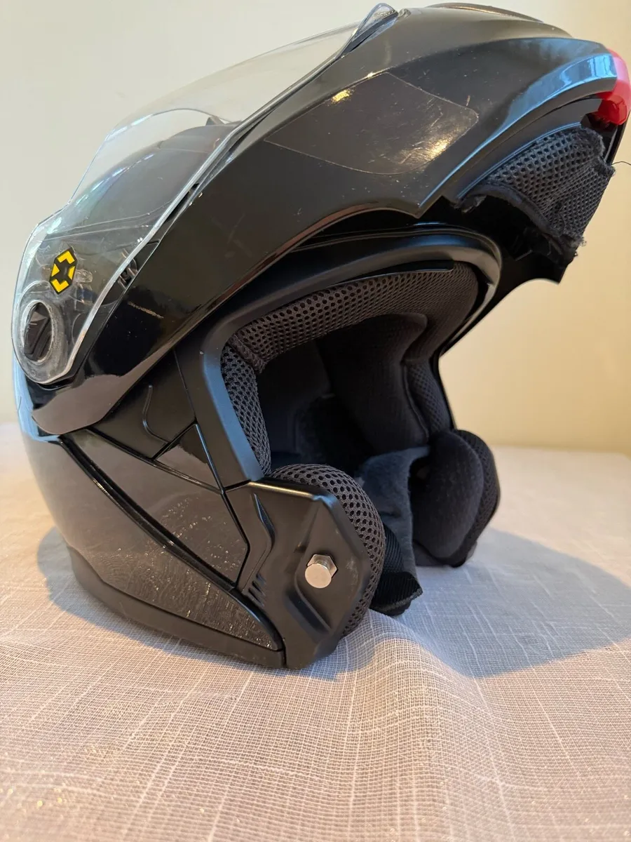 Motorbike helmet - Image 3