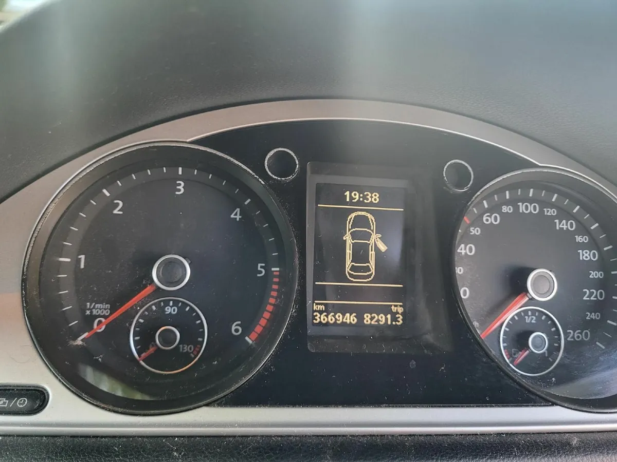 Volkswagen Passat 2013 - Image 2