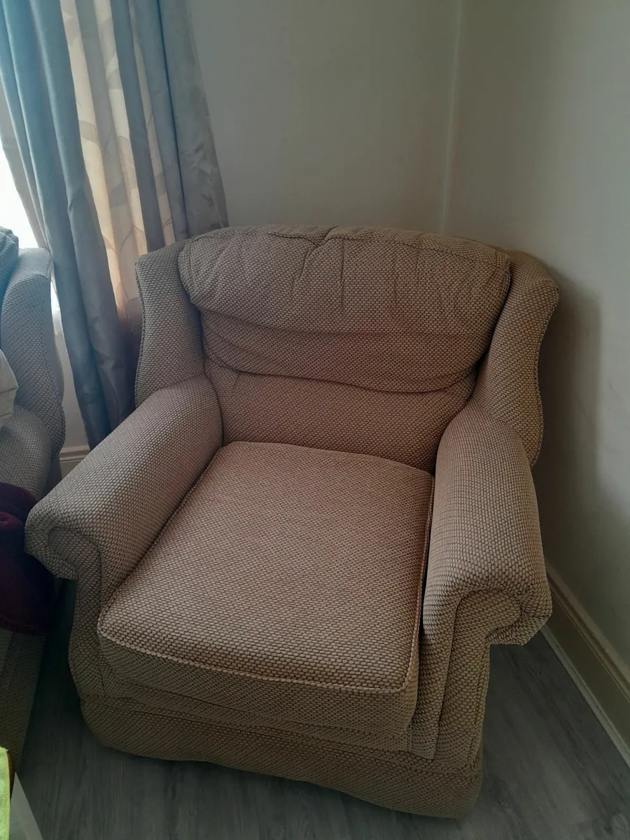 Sofa and two arm chairs - Image 2