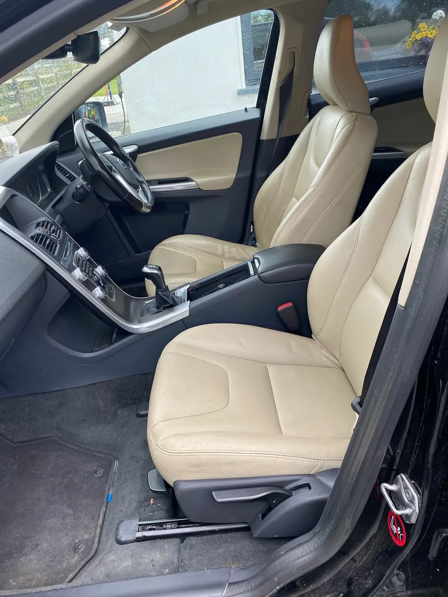 VOLVO XC60 - Image 4