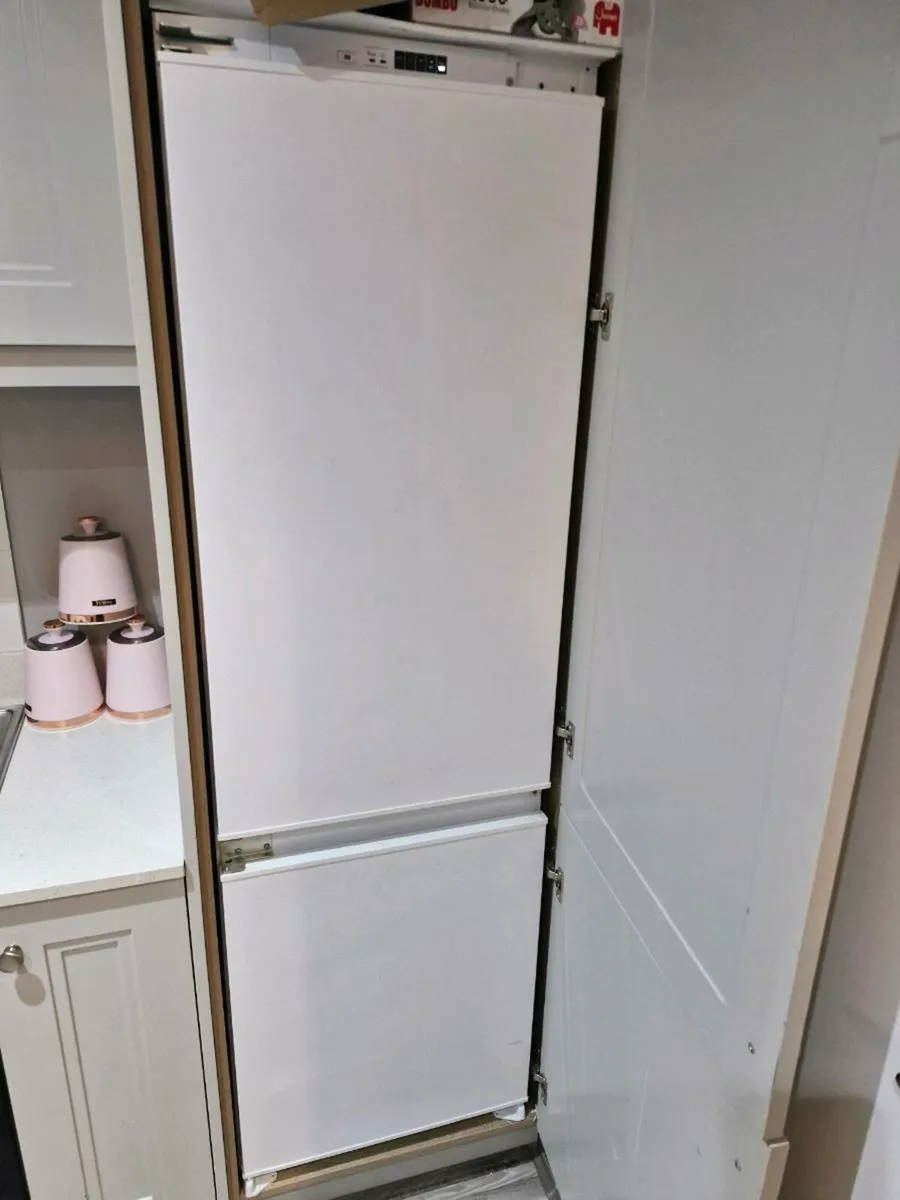 Belling Integrated fridge freezer - Image 1