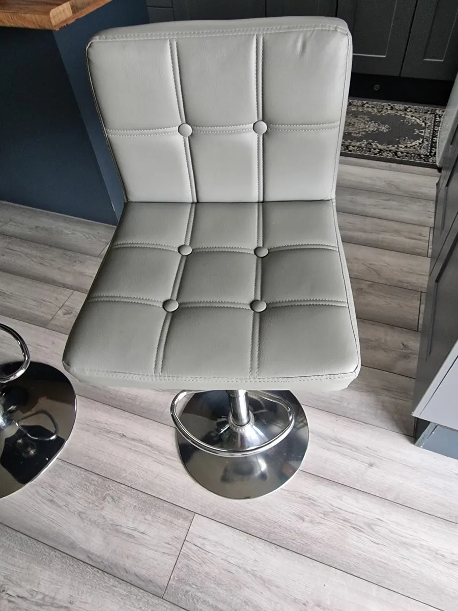 Kitchen island stools - Image 1