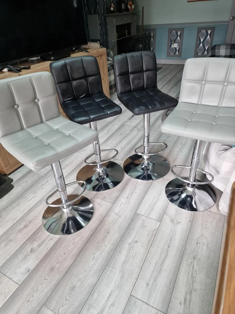 Kitchen island stools - Image 4