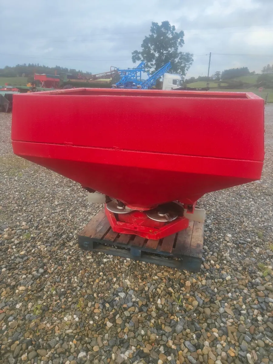 Kuhn fertilizer sower - Image 1