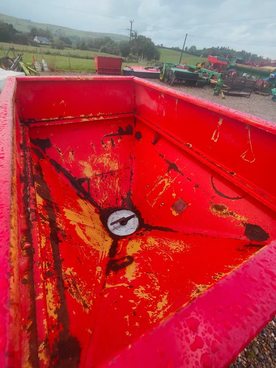Kuhn fertilizer sower - Image 3
