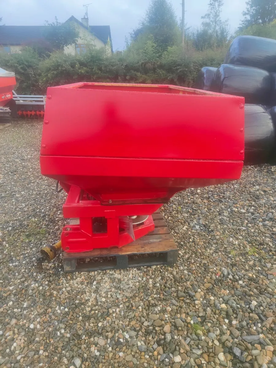 Kuhn fertilizer sower - Image 4