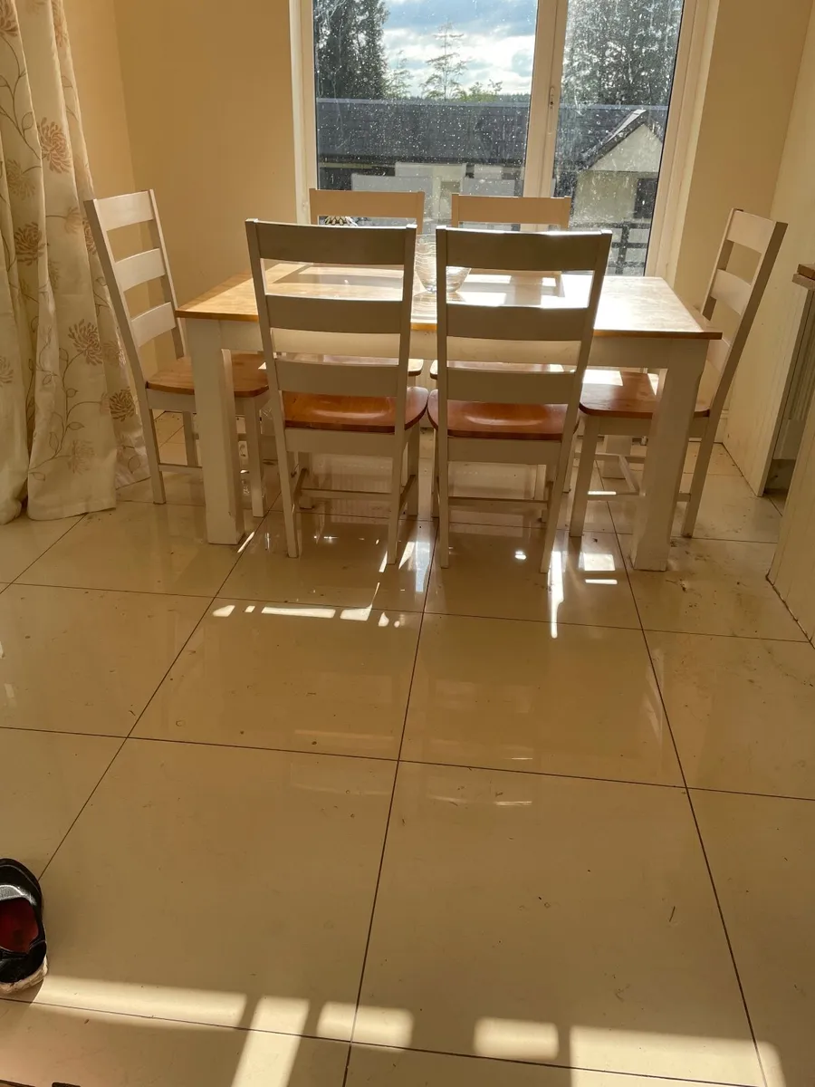 Kitchen table and chairs - Image 1