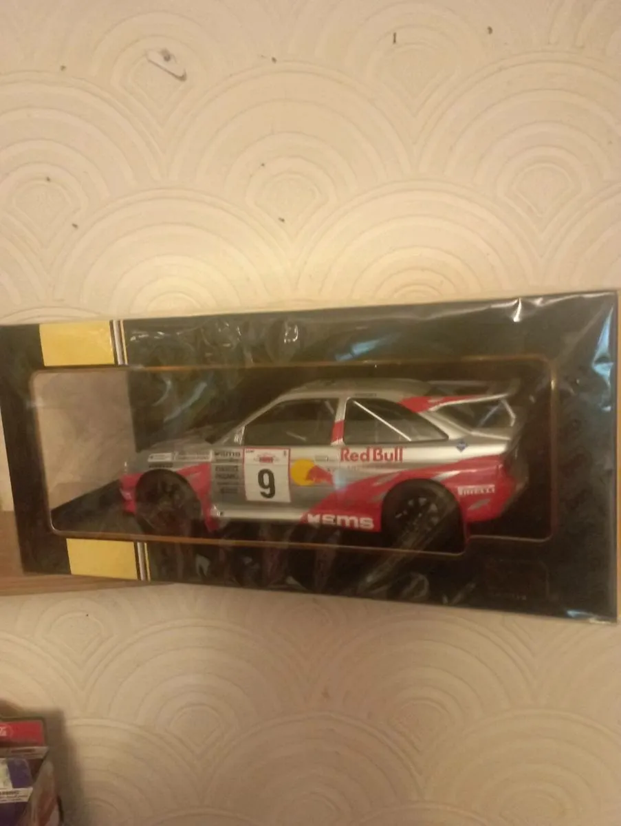 IXO FORD ESCORT R'S COSWORSTH #9 .
