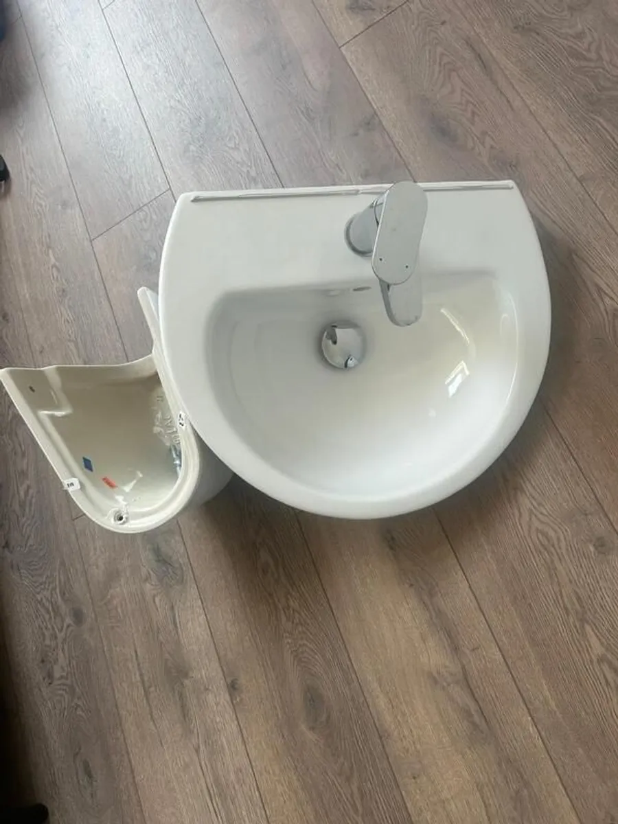 Bathroom bundle: 3 sinks, 2 shower mixer valves and shower kits - Image 1
