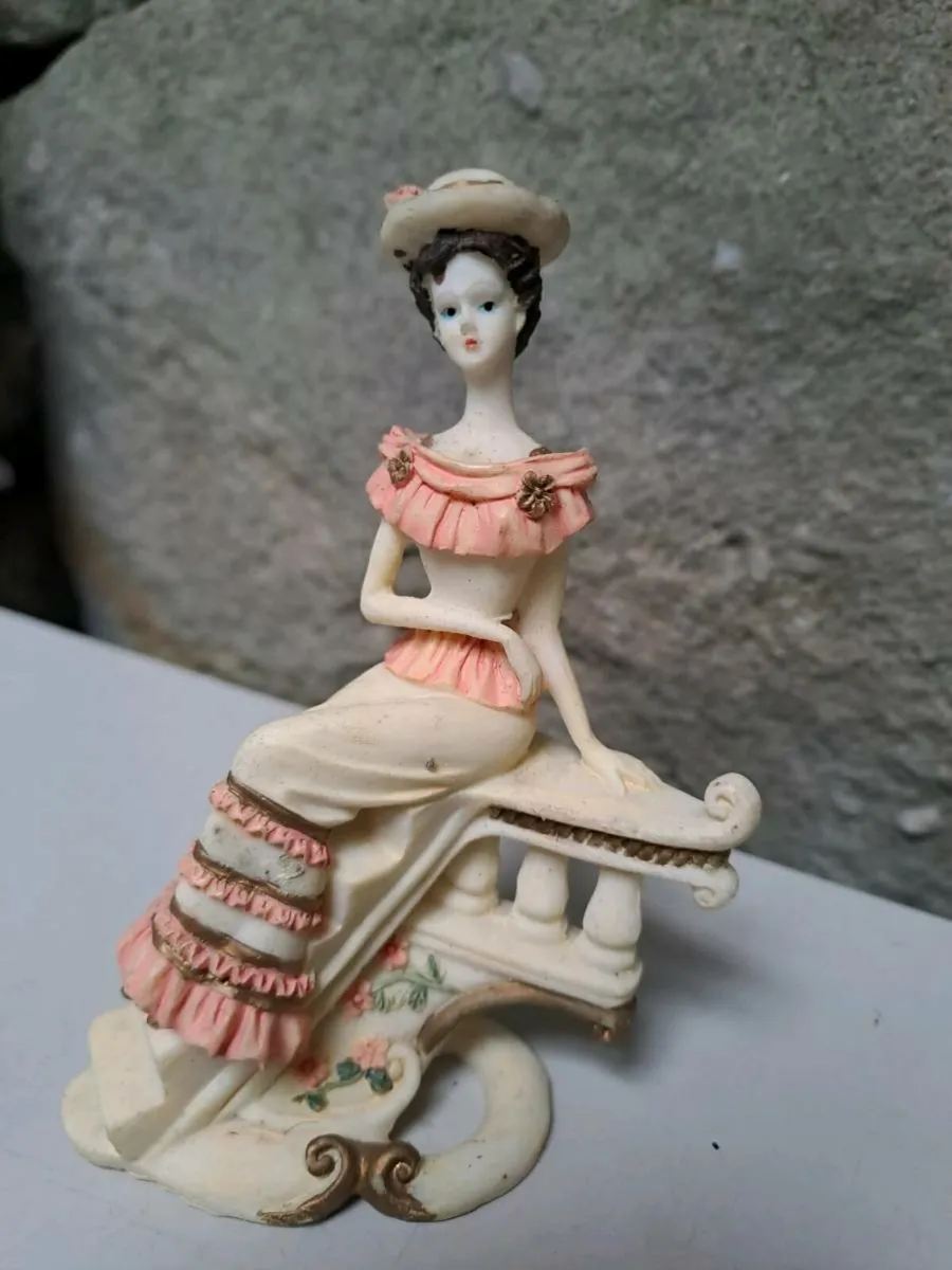 Lady on the Stairs figurine - Image 1