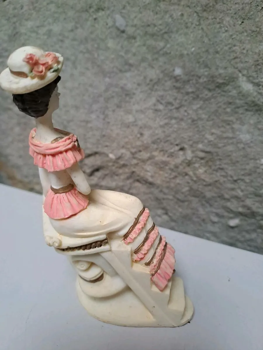 Lady on the Stairs figurine - Image 3