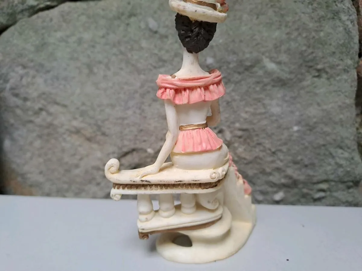 Lady on the Stairs figurine - Image 4