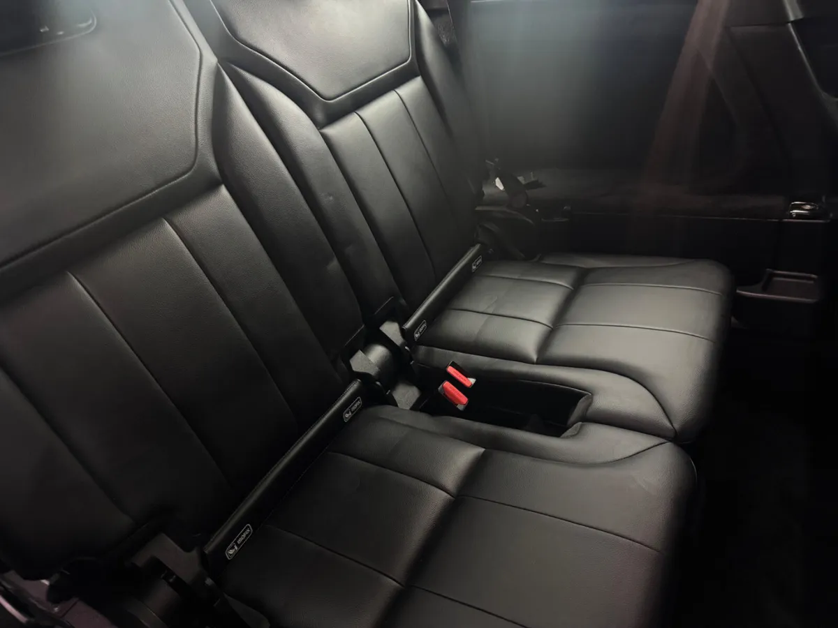 Land Rover Discovery 2019 7 seater - Image 3
