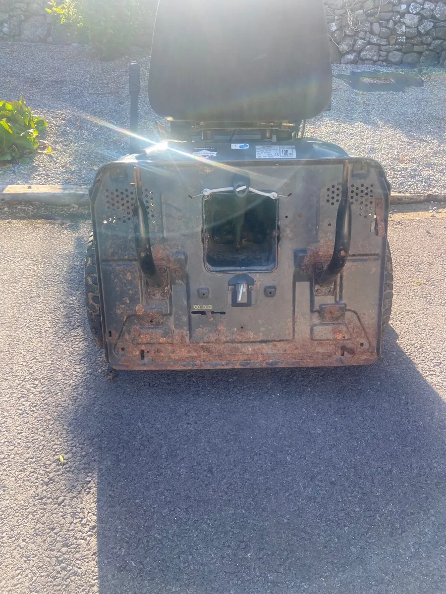 Ride on lawnmower - Image 1