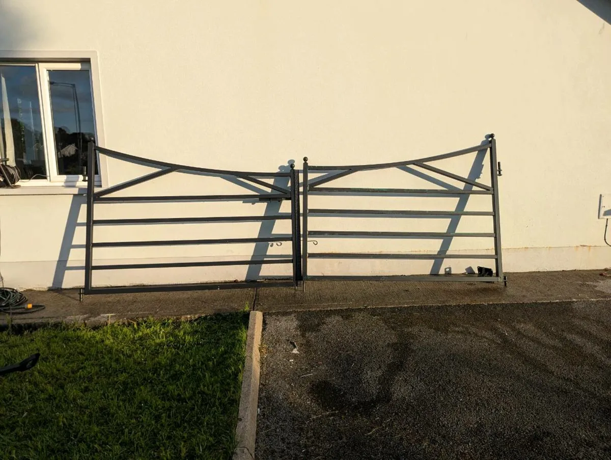 Large black driveway gates - Image 1