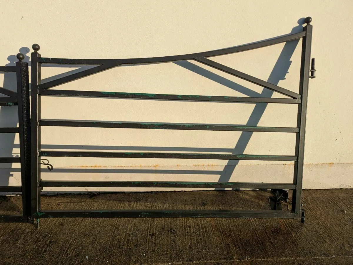 Large black driveway gates - Image 2
