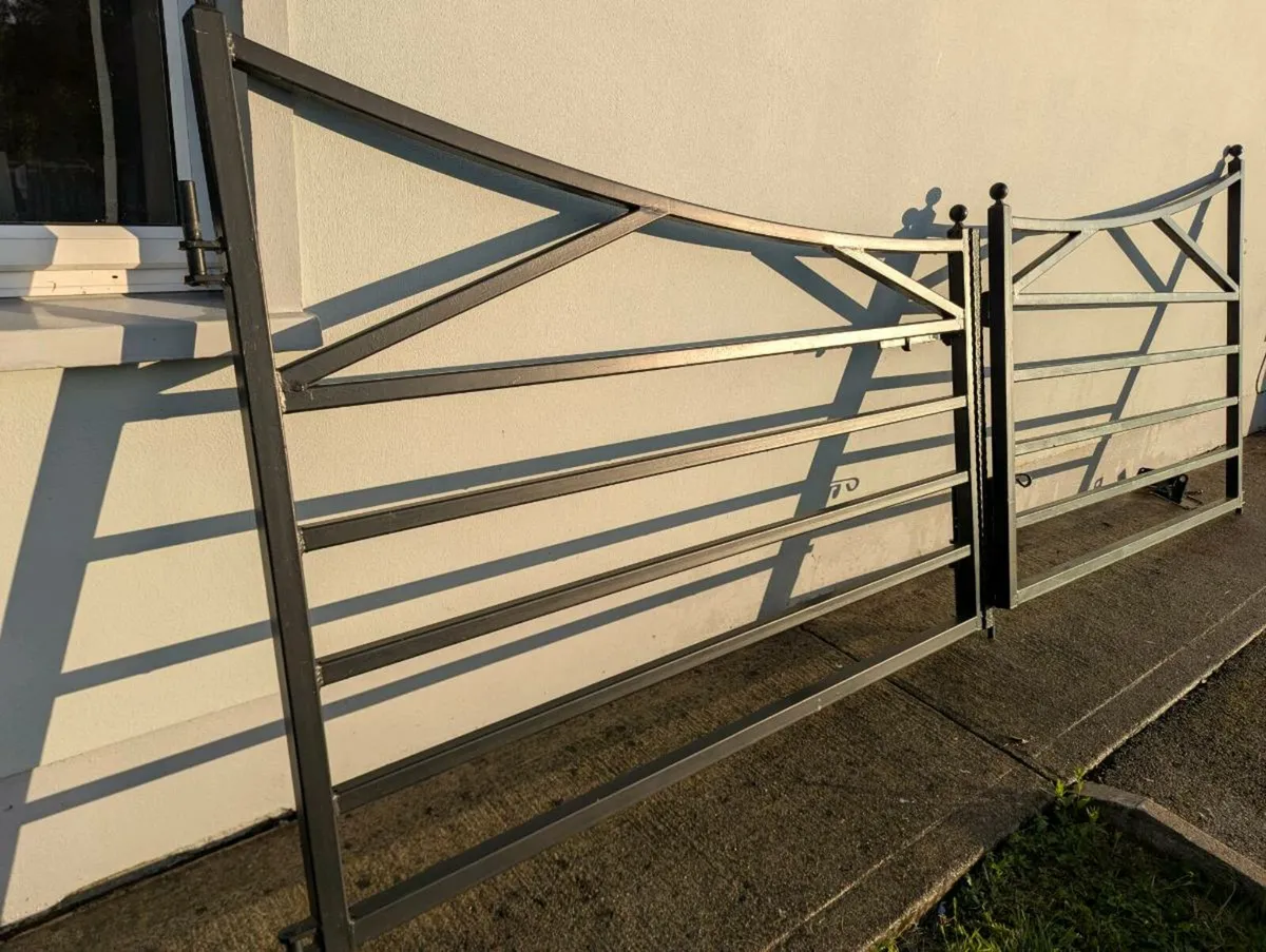 Large black driveway gates - Image 3