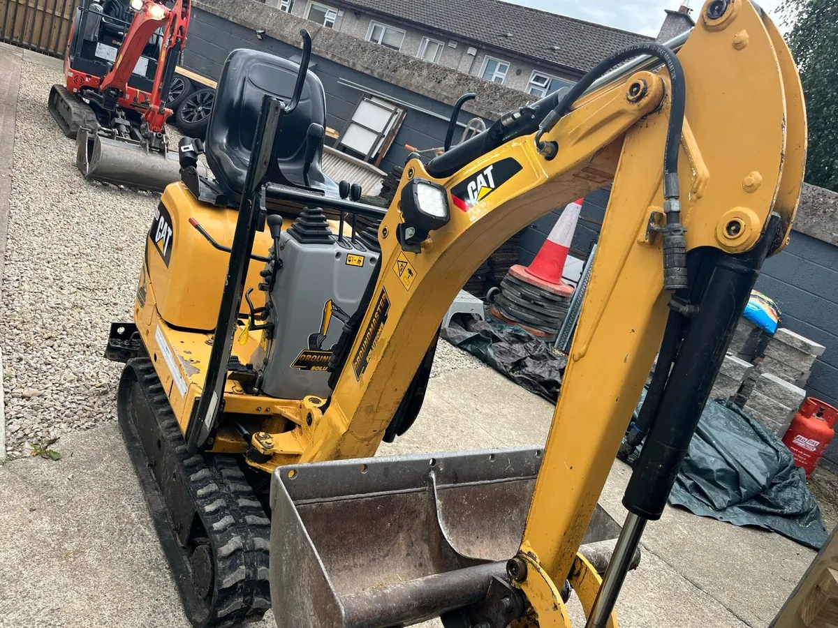 Cat 300.9D micro digger - Image 4
