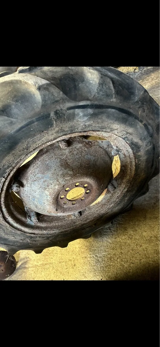 12.4 x28 good year radial rim and tyres - Image 2