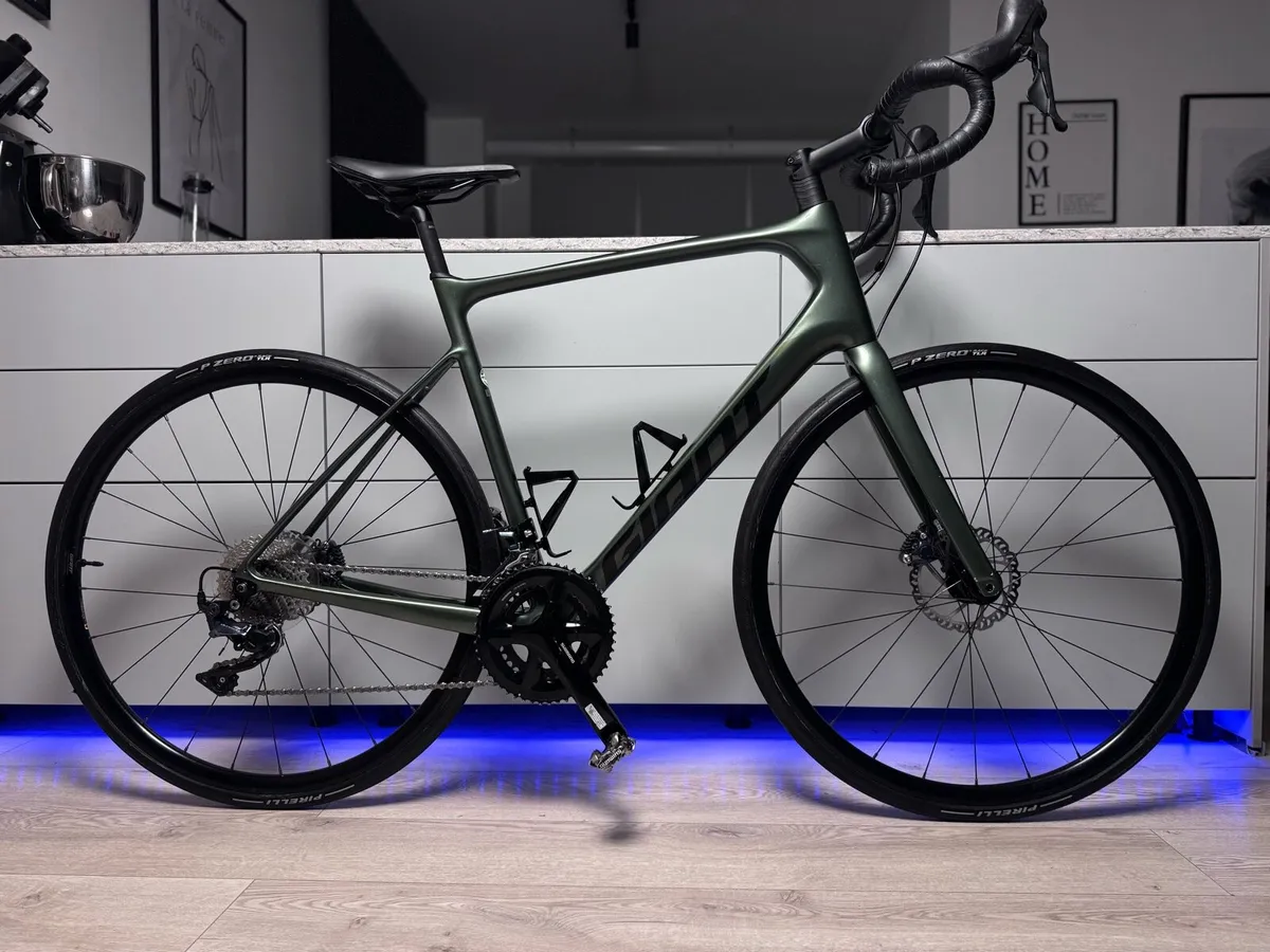 GIANT Defy Advanced 1 Full Carbon Road Bike - Image 1