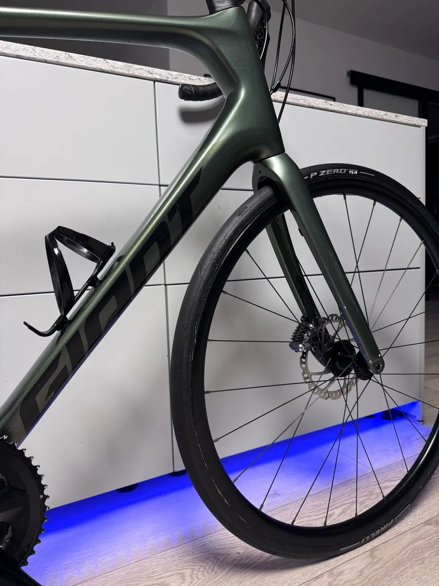 GIANT Defy Advanced 1 Full Carbon Road Bike - Image 3