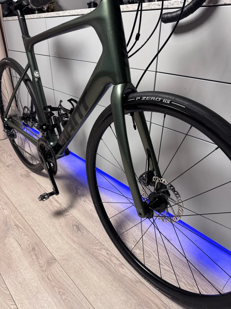 GIANT Defy Advanced 1 Full Carbon Road Bike - Image 4