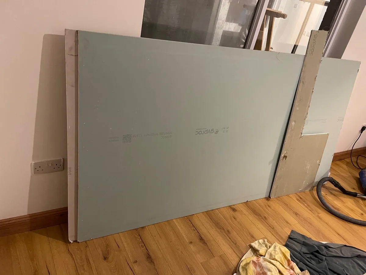 2 green plaster board €30 - Image 1