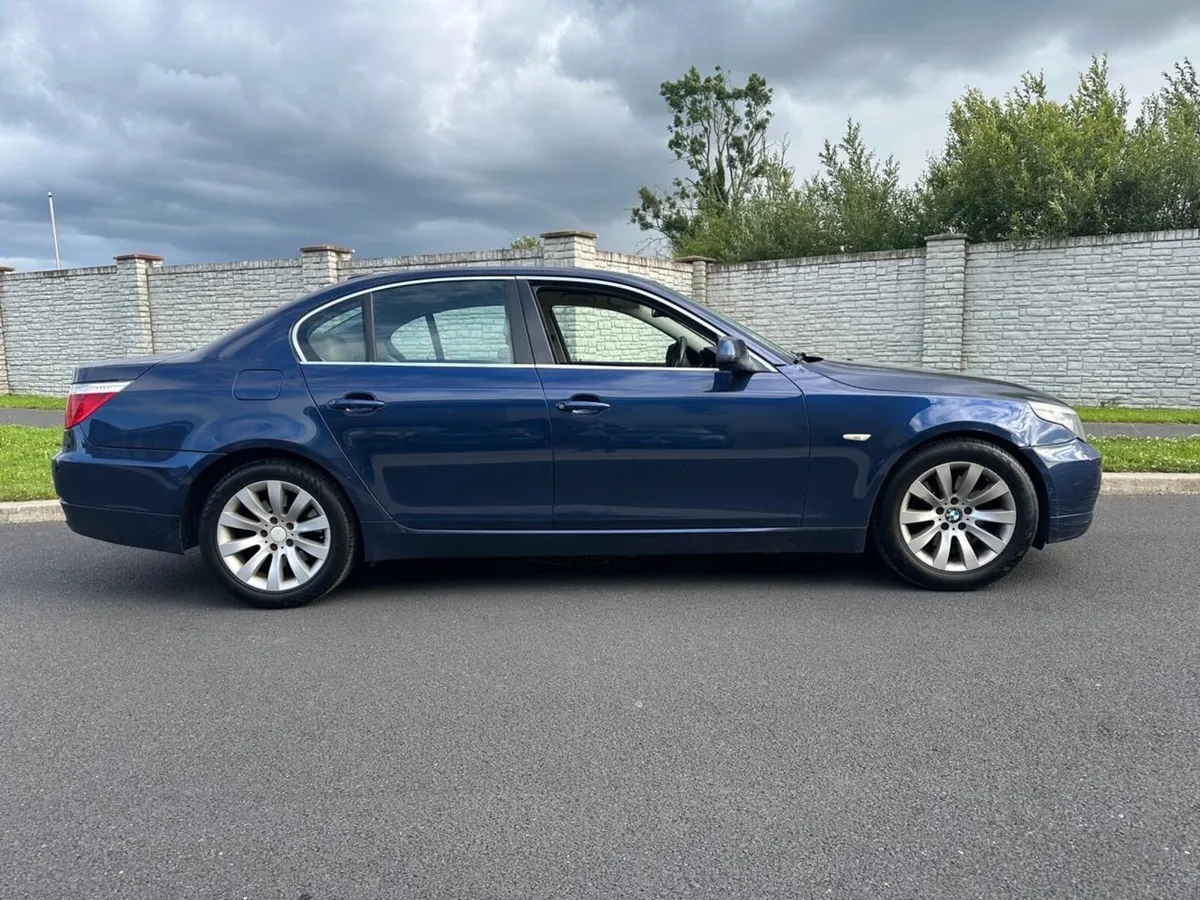 BMW 5-Series 2010 - Image 2