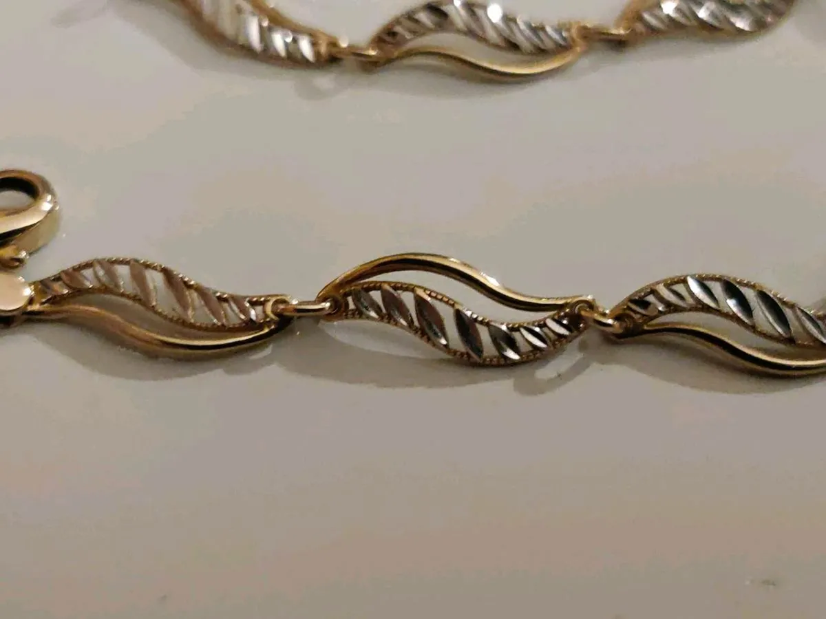 TWO TONE TWIST, 9CT Solid Gold Vintage Bracelet ! - Image 3