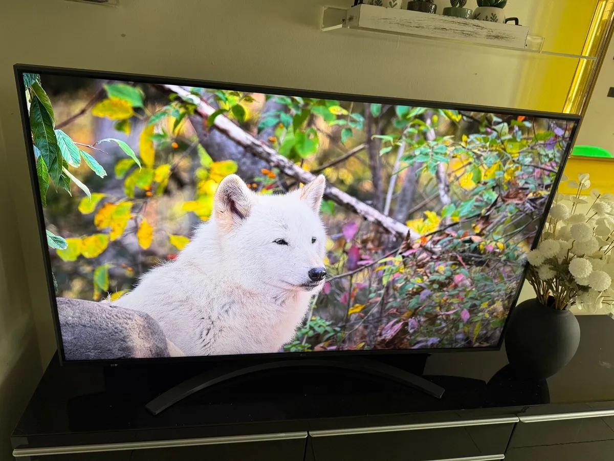 LG SMART 50” 4K ULTRA HD  Magic remote in swords - Image 3