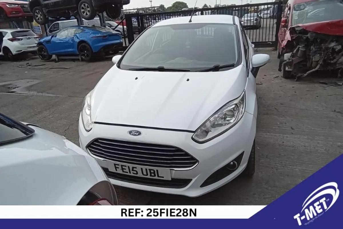 2015 FORD FIESTA BREAKING FOR PARTS - Image 2