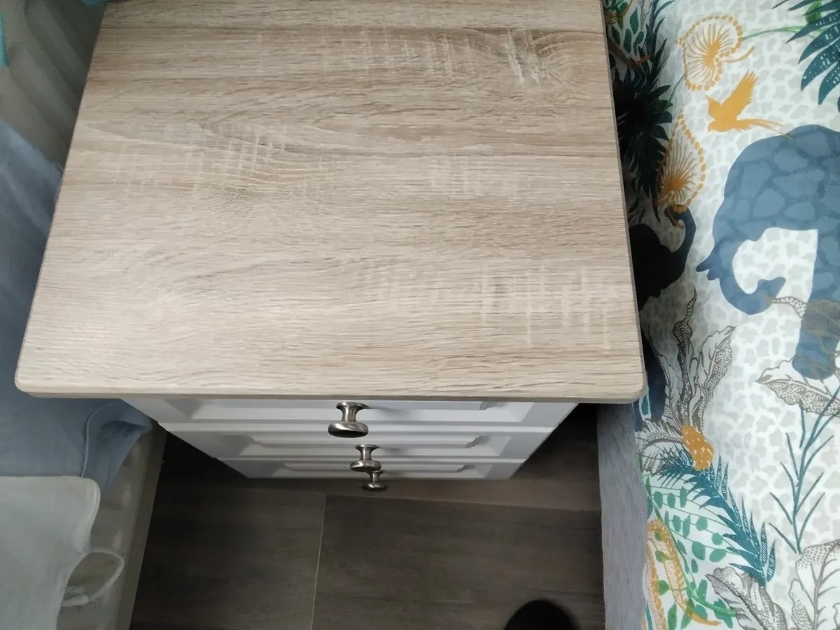 Two armchair recliners, bedside locker - Image 4