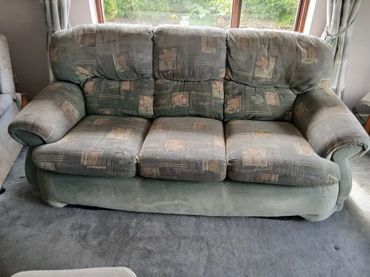 Suite of furniture - Image 1