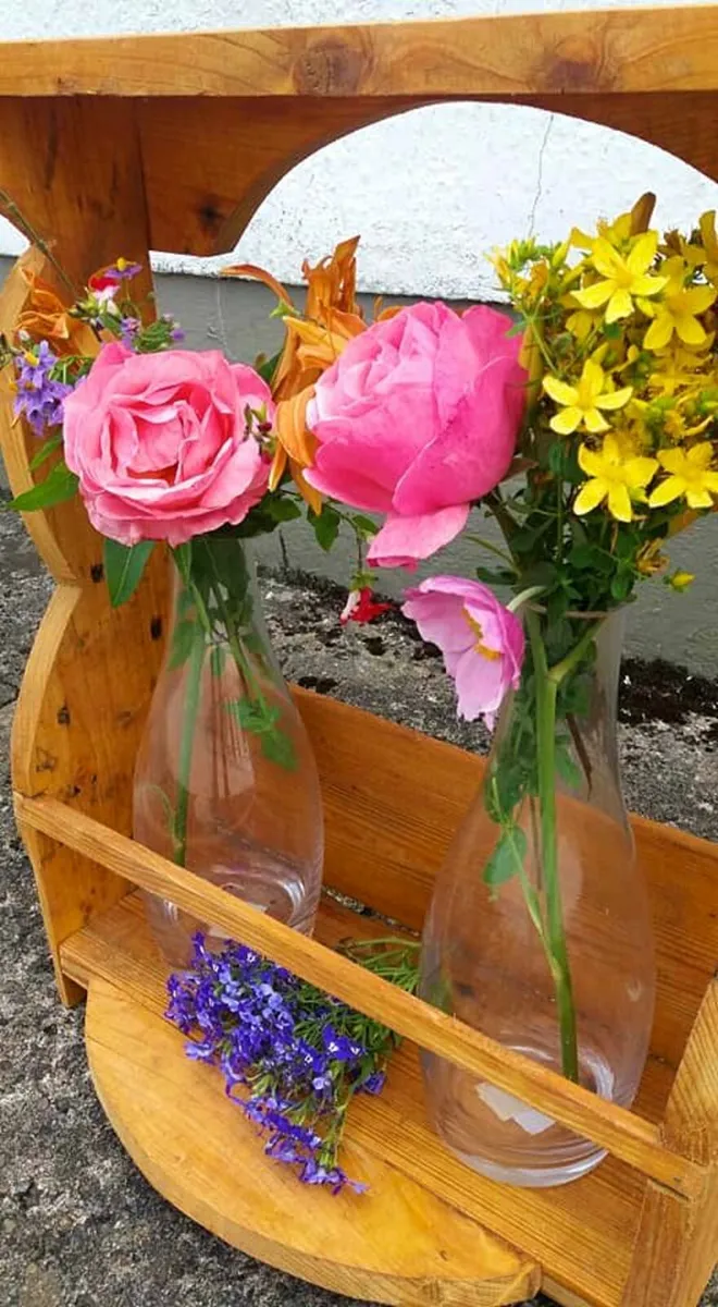 Rustic fresh water flowers holder with vases - Image 1
