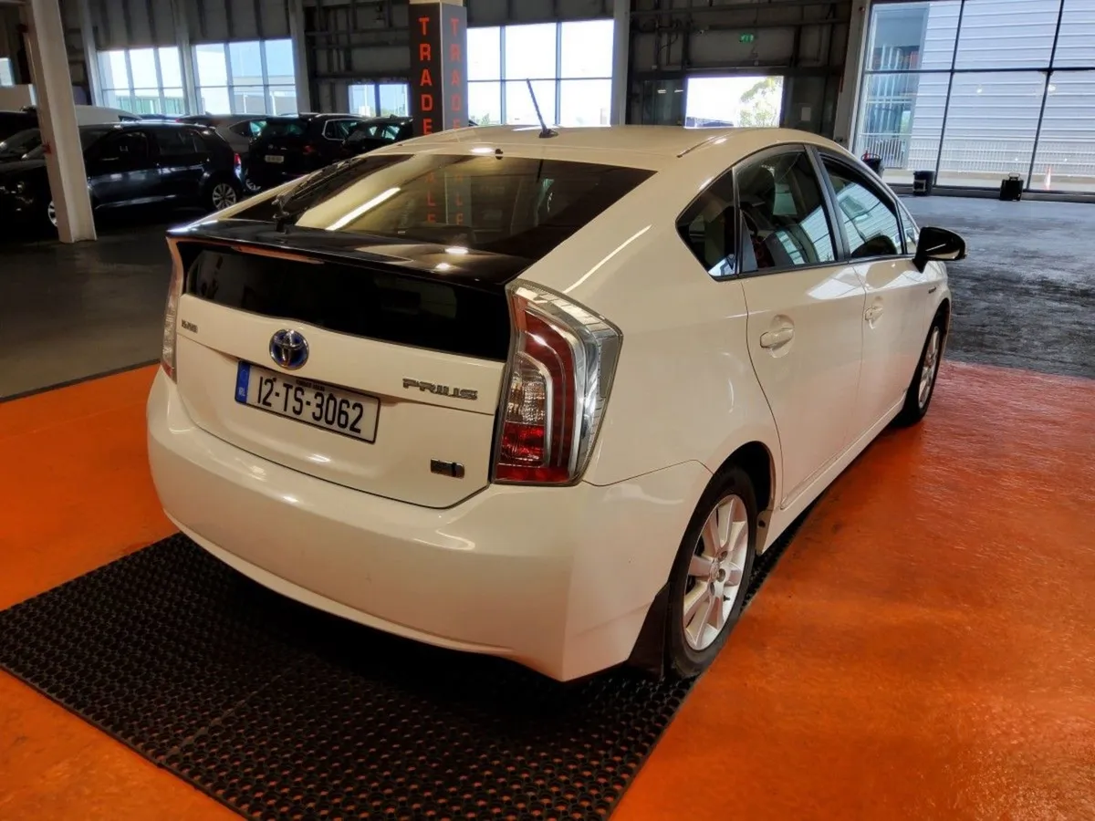 Toyota Prius 1.8 Hybrid Luxury - Image 3
