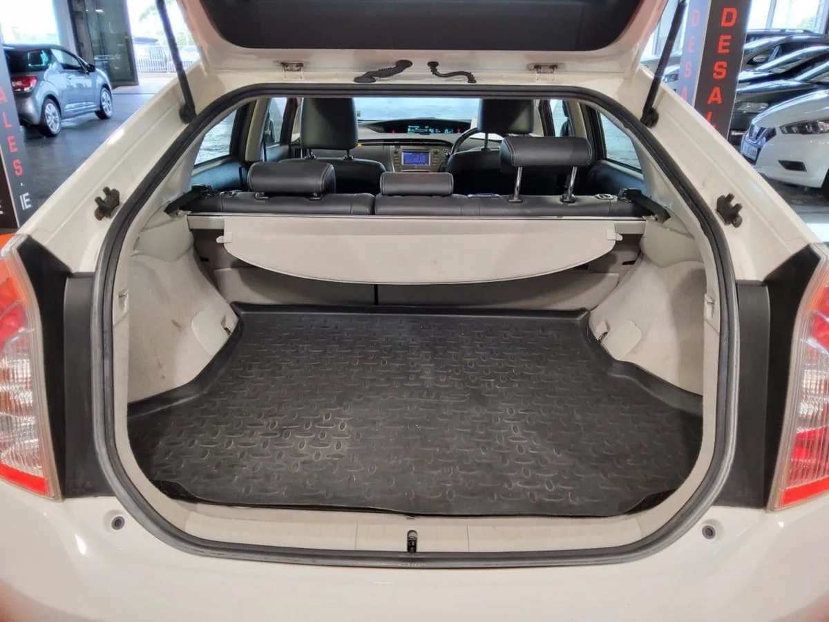 Toyota Prius 1.8 Hybrid Luxury - Image 4