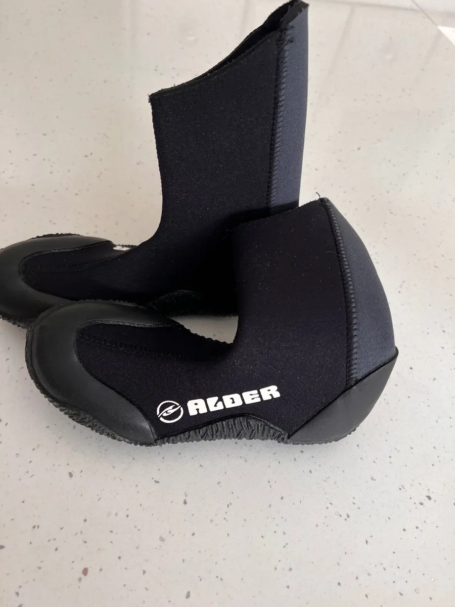Kids wetsuit boots Size 1 - Image 1
