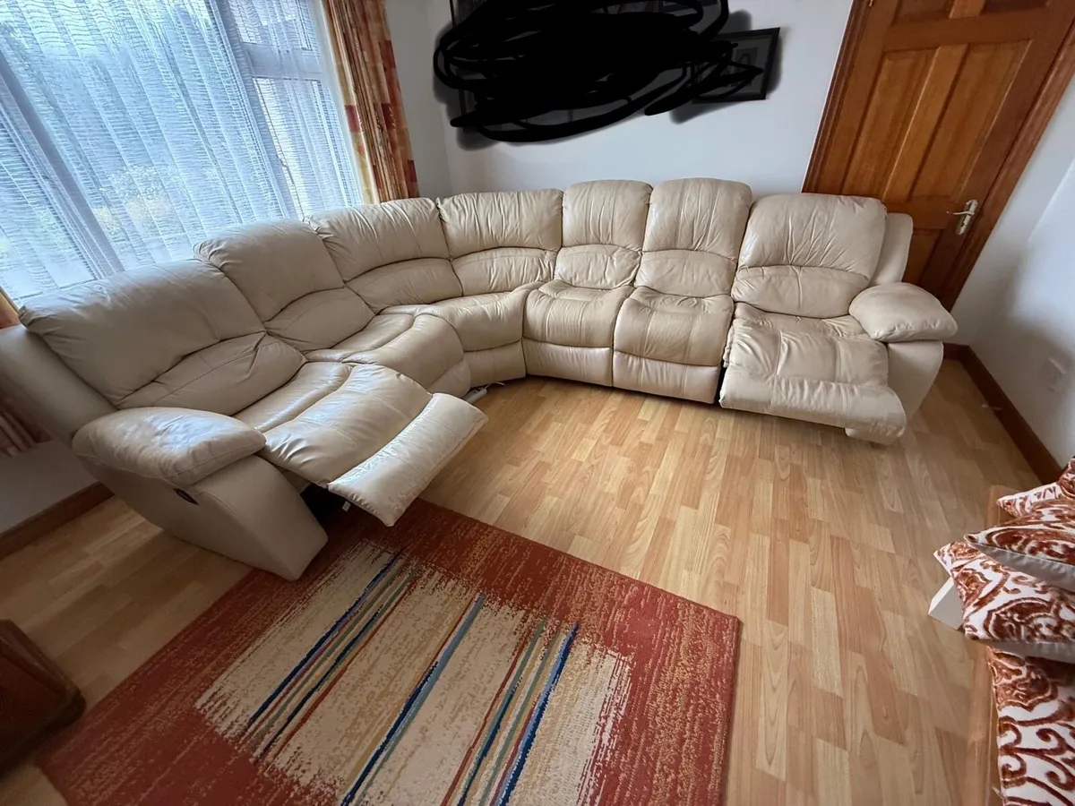 Corner cream couch - Image 1