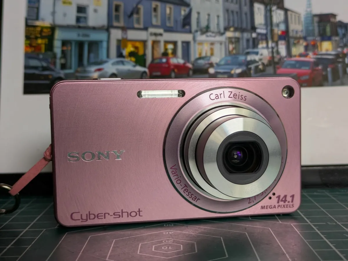 Sony Cybershot  14MP CCD🌈 camera Carl Zeiss💥 - Image 1