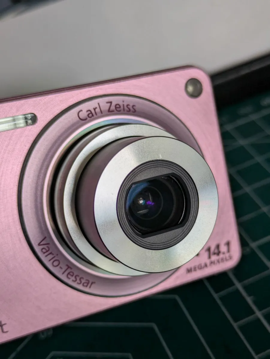 Sony Cybershot  14MP CCD🌈 camera Carl Zeiss💥 - Image 2