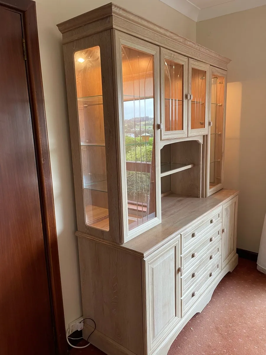 Display cabinet and matching table & chairs - Image 3
