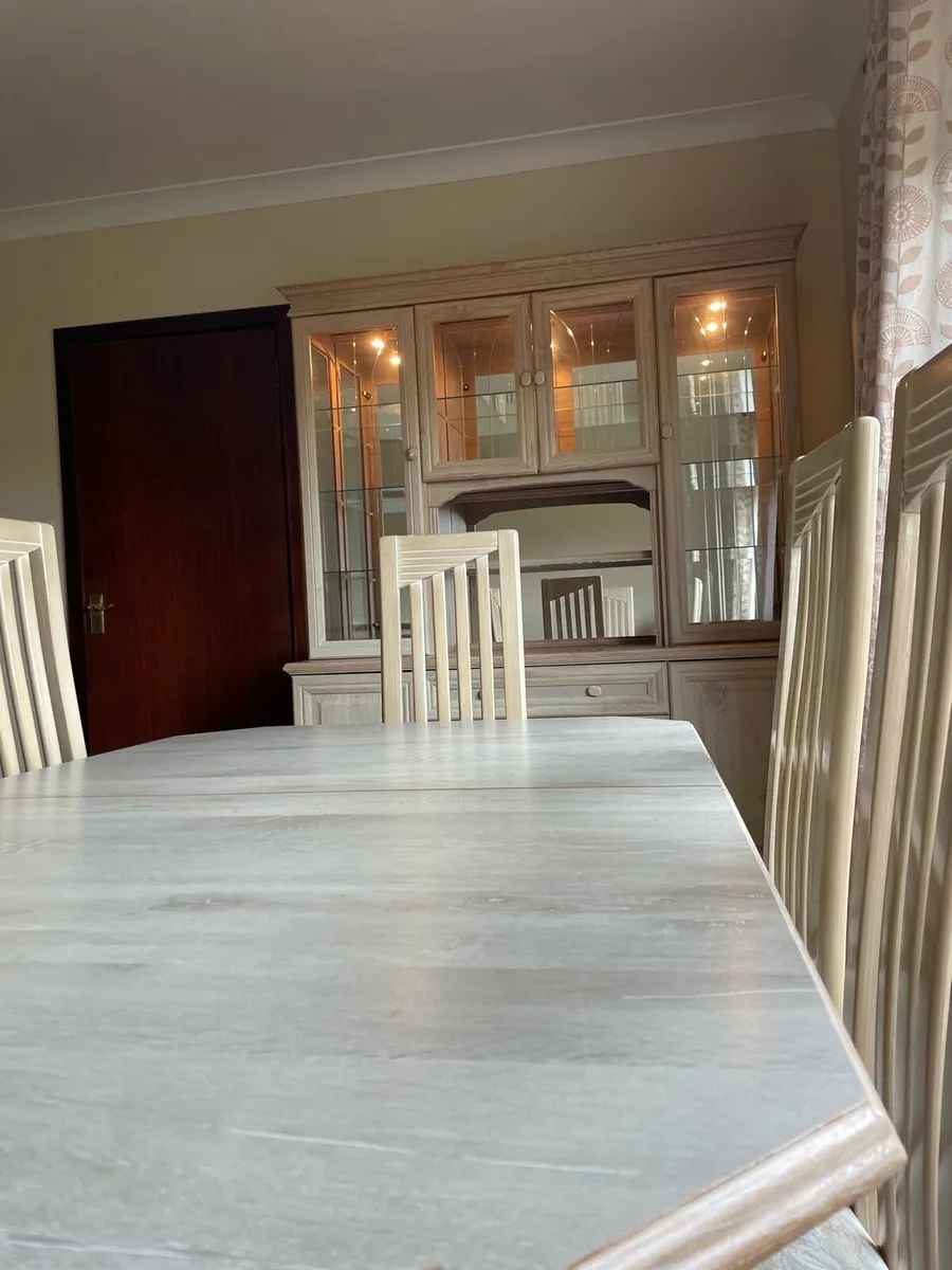 Display cabinet and matching table & chairs - Image 4