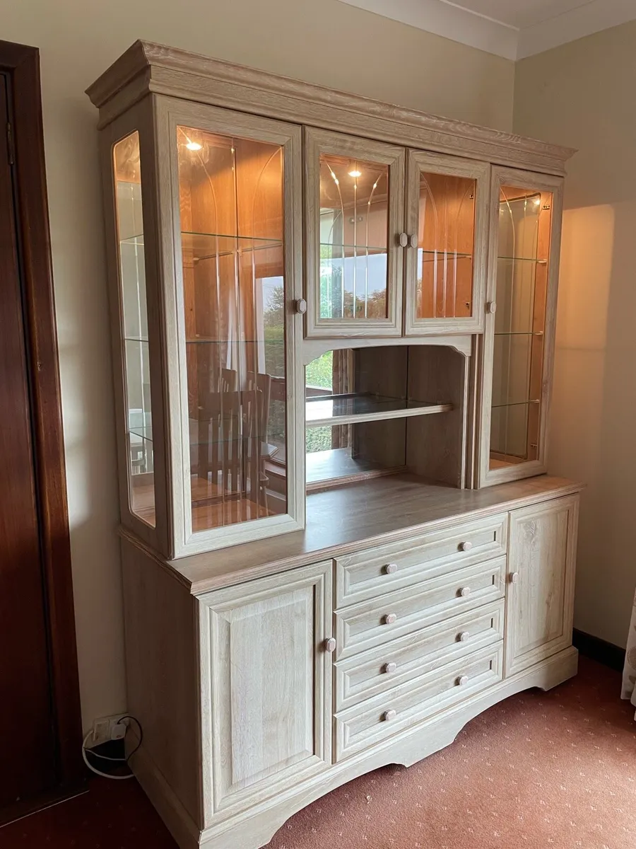 Display cabinet and matching table & chairs - Image 1