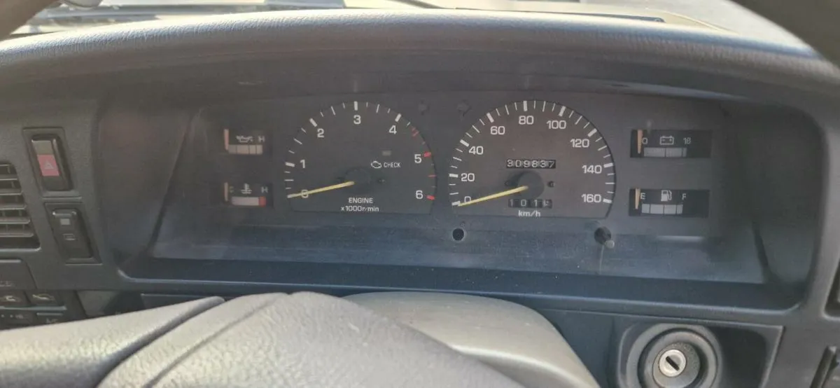 Toyota Hilux Surf 3.0 Automatic - Image 4