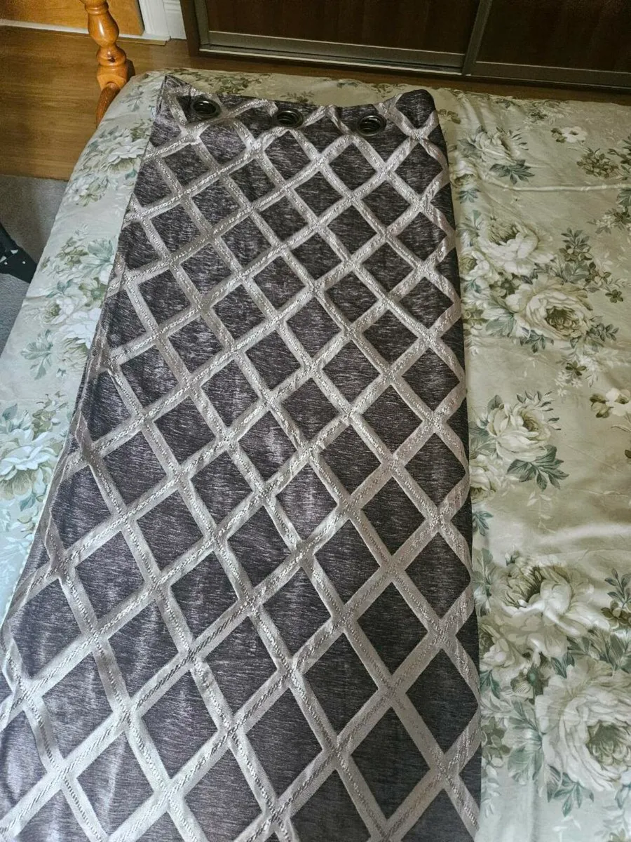 Heavy Lined Eyelet Curtains 90 x 90 - Image 1