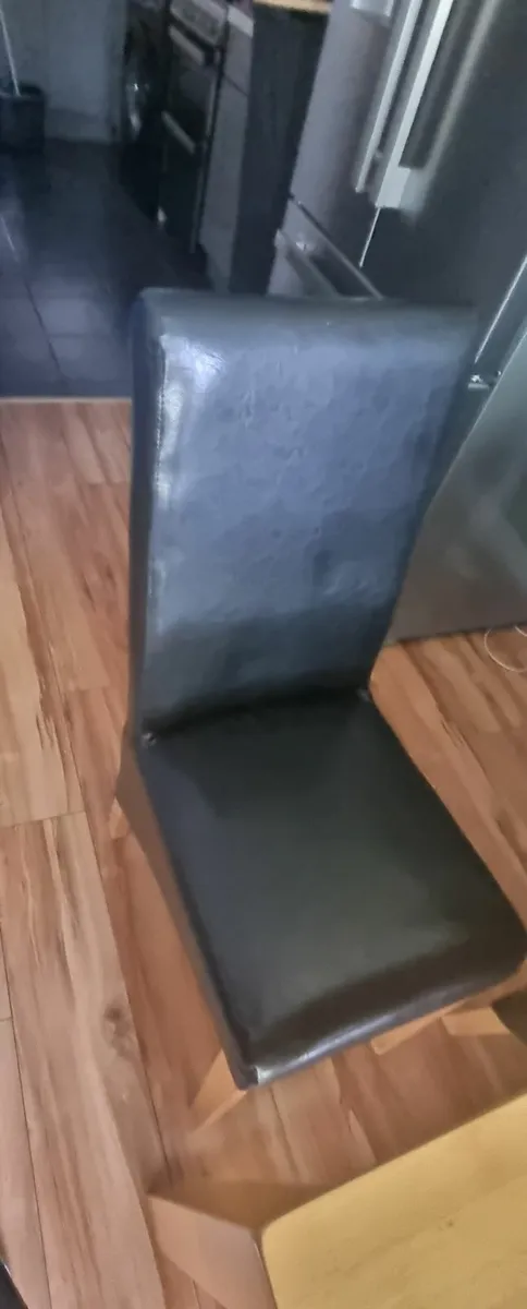 Kitchen table and chairs - Image 1