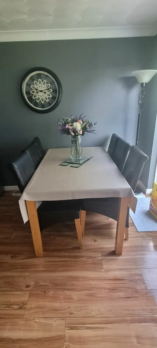 Kitchen table and chairs - Image 4