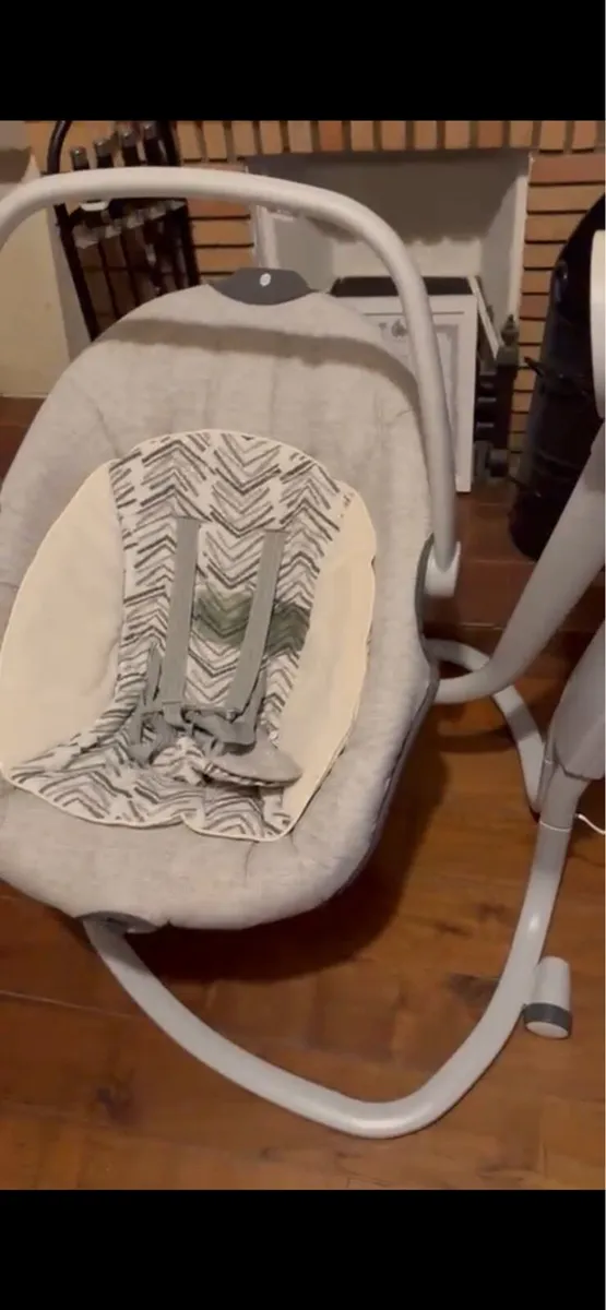 Baby electric swing chair - like new - Image 1